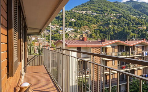 Balconi sulla Spiaggia: Balcony, Wood Stain, Houseplant, Outdoor Furniture, Flowerpot