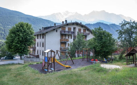 Raggio di Stella: House, Residential Area, Home, Human Settlement, Mountain Range, Hill Station, Valley, Village, Alps, Ridge
