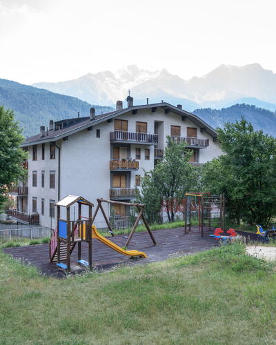 Raggio di Stella: House, Residential Area, Home, Human Settlement, Mountain Range, Hill Station, Valley, Village, Alps, Ridge