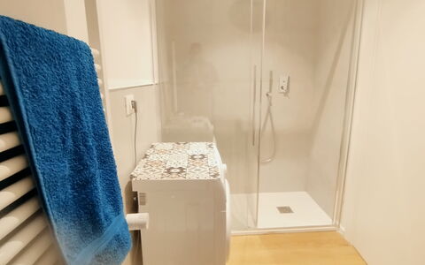 Lola Home - Levanto: Flooring, Floor, Wall, Plumbing Fixture, Interior Design, Bathroom, Plumbing, Room, Toilet, Tile