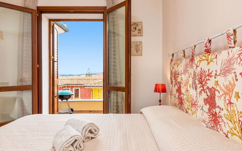 Vacanze Levante: Wall, Wood, Bedroom, Interior Design, Home, Bed, Bed Sheet, Bedding, Linens, Floor
