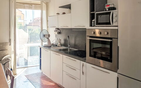 Onda Blu House: Kitchen Appliance, Kitchen, Countertop, Major Appliance, Cabinetry, Home Appliance, Flooring, Wood, Interior Design, Kitchen Stove