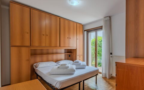 Michelon: Interior Design, Bed, Floor, Room, Bedroom, Apartment, Bed Frame, Wood Stain, Hardwood, Bedding
