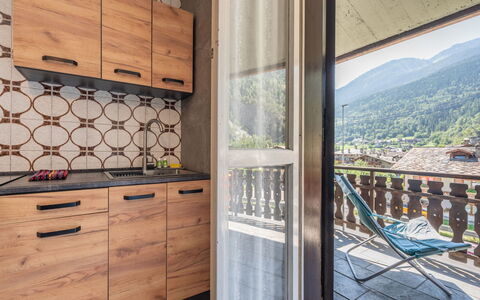 Ilda: Interior Design, Furniture, Room, Apartment, Wood Stain, Cabinetry, Ceiling, Hardwood, Chair, Drawer