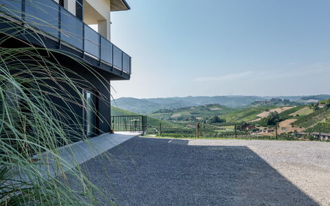 Serracapelli: Sky, Hill, Slope, Ridge, Balcony, Handrail, Walkway, Fence