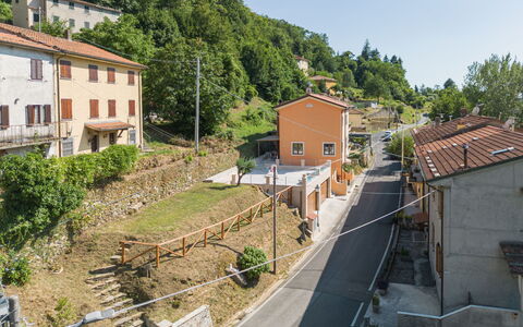 Dimora Polle di Malbacco: Wall, Building, Road Surface, House, Residential Area, Neighbourhood, Home, Town, Rural Area, Human Settlement