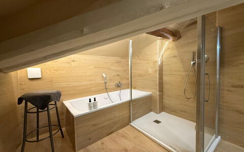Il Pittore: Flooring, Floor, Wood, Interior Design, Plumbing Fixture, Ceiling, Wood Flooring, Bathtub, Bathroom, Plumbing