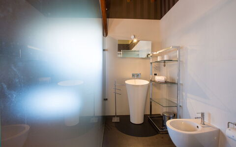 Villa Capozza 18+2: Interior Design, Wall, Flooring, Plumbing Fixture, Floor, Bathroom, Ceiling, Lighting, Bathroom Sink, Plumbing