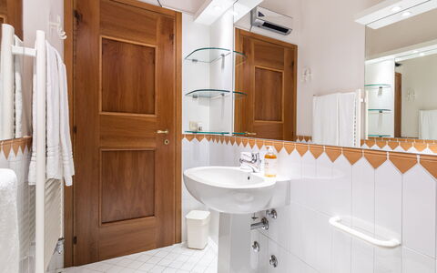 Corazza 6+1: Bathroom Sink, Plumbing Fixture, Bathroom, Flooring, Interior Design, Sink, Floor, Tap, Plumbing, Mirror