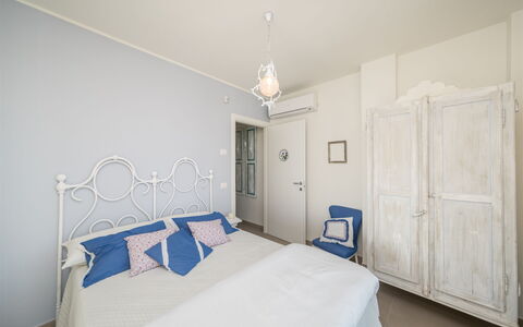 Casa di Eolo 8+2: Bedroom, Furniture, Bed, Interior Design, Bed Sheet, Bedding, Floor, Linens, Textile, Room
