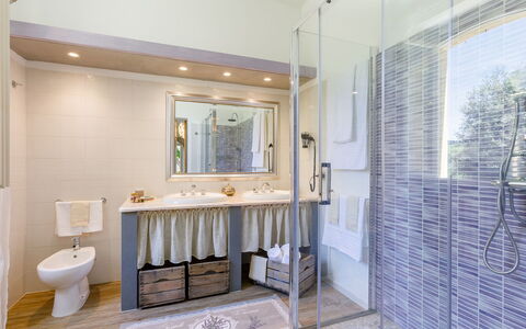 La Casa di Nanì 8: Flooring, Interior Design, Plumbing Fixture, Floor, Bathroom, Tap, Sink, Lighting, Home, Plumbing