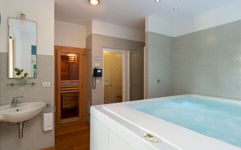 Villa Barchessa Panigai 8: Bathroom, Plumbing Fixture, Interior Design, Flooring, Floor, Bathtub, Ceiling, Tap, Plumbing, Room