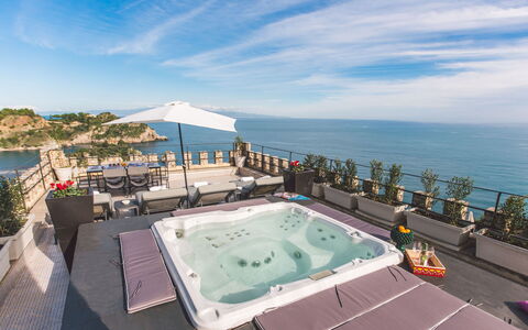 Torre Pirandello 6: Water, Body Of Water, Sea, Resort, Coastal And Oceanic Landforms, Ocean, Swimming Pool, Coast, Leisure, Outdoor Furniture