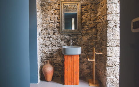 Torre Pirandello 6: Wall, Plumbing Fixture, Stone Wall, Tap, Plumbing, Bathroom, Brick, Wood Stain, Natural Material, Hardwood