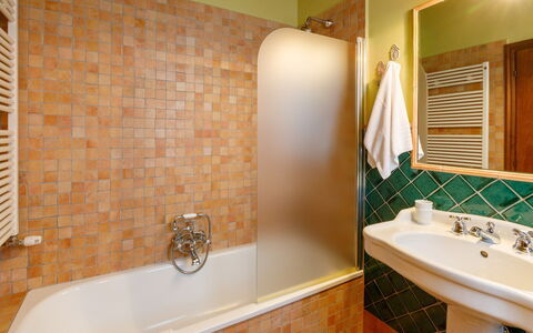 La Tana del Ghiro 18: Bathroom, Bathtub, Plumbing Fixture, Flooring, Interior Design, Floor, Tap, Plumbing, Bathroom Sink, Tile
