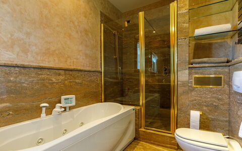 Villa California 6: Bathroom, Plumbing Fixture, Flooring, Interior Design, Floor, Tap, Bathtub, Plumbing, Tile, Sink