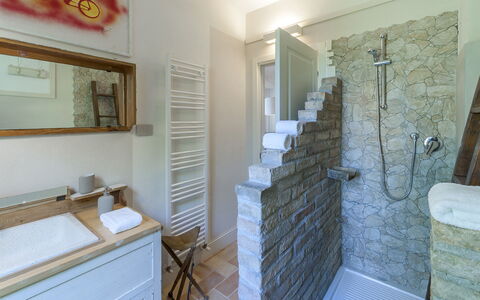 Casa Pilar 4+1: Wall, Flooring, Interior Design, Floor, Ceiling, Plumbing Fixture, Room, Plumbing, Tap, Bathroom