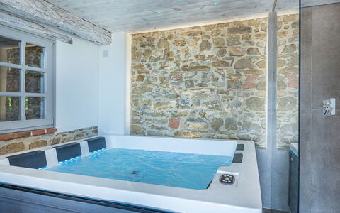 Casal Parro 6: Plumbing Fixture, Bathtub, Bathroom, Resort, Swimming Pool, Jacuzzi, Plumbing, Tile, Hotel