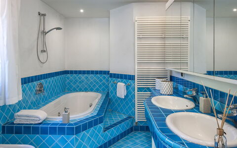 Villa Rossa 12: Interior Design, Flooring, Plumbing Fixture, Floor, Bathroom, Ceiling, Furniture, Tap, Plumbing, Bathtub
