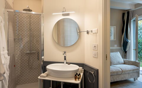 Villa Pergola 8: Interior Design, Plumbing Fixture, Flooring, Bathroom, Floor, Furniture, Lighting, Plumbing, Room, Home