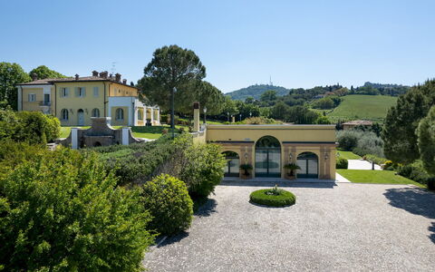 Tenuta Bagni De'Consoli 24: Shrub, Estate, Garden, Hacienda, Mansion, Landscaping, Villa, Yard, Courtyard, Hedge