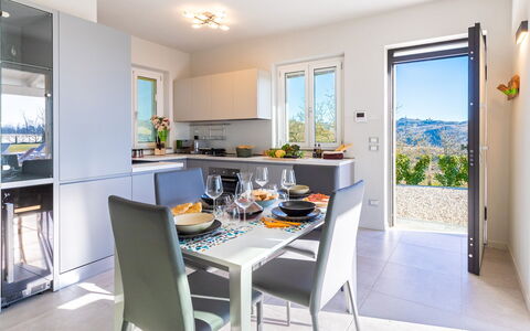 Tramonto Albese 4: Home, Furniture, Interior Design, Apartment, Chair, Kitchen & Dining Room Table, Kitchen, Houseplant, Countertop, Major Appliance