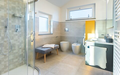Tramonto Albese 4: Bathroom, Flooring, Plumbing Fixture, Interior Design, Floor, Toilet, Tap, Plumbing, Sink, Tile