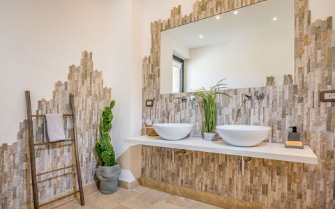Villa Gallus 6: Interior Design, Plumbing Fixture, Bathroom, Tap, Tile, Natural Material, Mirror, Bathroom Sink, Plumbing, Light Fixture