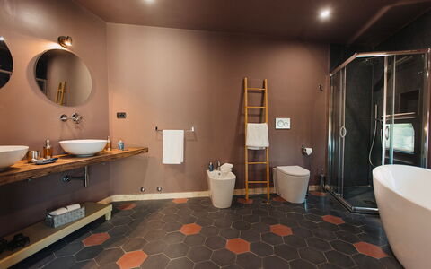 Villa Sumac 6: Interior Design, Flooring, Plumbing Fixture, Floor, Bathroom, Lighting, Ceiling, Plumbing, Brown, Light Fixture