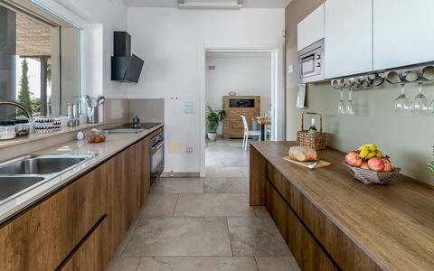 Villa i Chiani 8: Kitchen, Countertop, Interior Design, Cabinetry, Flooring, Wood, Furniture, Floor, Kitchen Appliance, Sink