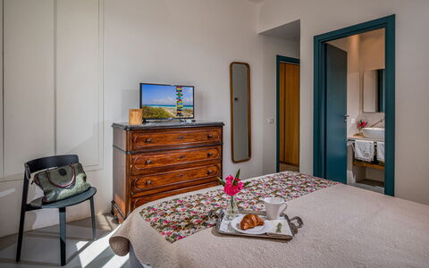Casavento Puzziteddu 6: Interior Design, Furniture, Room, Floor, Bedroom, Flooring, Linens, Apartment, Picture Frame, Home