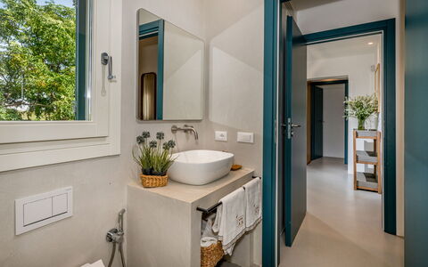 Casavento Puzziteddu 6: Wall, Interior Design, Flooring, Wood, Floor, Plumbing Fixture, Home, Bathroom, Door, Lighting
