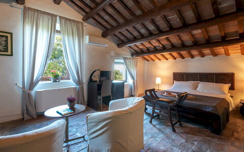 I Lauri 12: Wall, Home, Furniture, Lighting, House, Bed, Bedroom, Hotel, Houseplant, Lamp