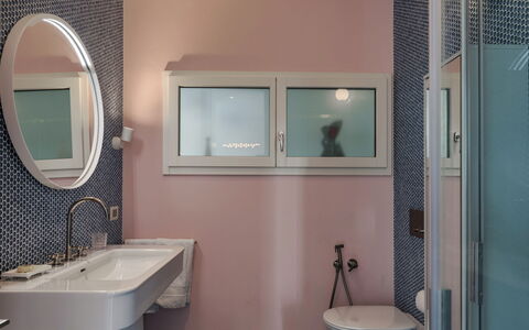Villa Ponti 6: Bathroom, Wall, Plumbing Fixture, Interior Design, Bathroom Sink, Sink, Floor, Mirror, Flooring, Plumbing