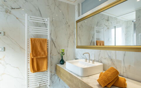 Belvedere Guastella a 8: Interior Design, Plumbing Fixture, Flooring, Tap, Floor, Plumbing, Bathroom, Tile, Sink, Mirror