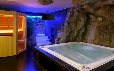Villa Vae Victis 6: Resort, Bathtub, Hotel, Swimming Pool, Jacuzzi, Plumbing Fixture, Bed, Boutique Hotel