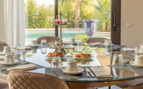 Onda 8: Furniture, Tableware, Table, Interior Design, Chair, Dining Room, Kitchen & Dining Room Table, Textile, Dishware