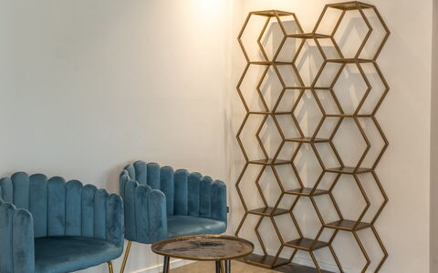 Onda 8: Interior Design, Furniture, Shelving, Shelf, Natural Material, Wood Stain, Hardwood, Living Room
