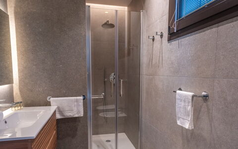 Onda 8: Bathroom, Plumbing Fixture, Flooring, Wall, Floor, Interior Design, Tap, Sink, Plumbing, Lighting