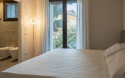 Onda 8: Wall, Bedroom, Interior Design, Bed, Floor, Bed Sheet, Bedding, Flooring, Home, Lighting