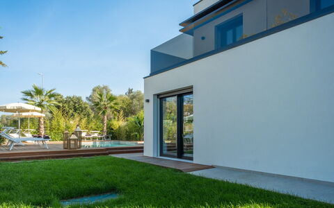 Onda 8: Building, Home, Residential Area, House, Architecture, Facade, Estate, Land Lot, Composite Material, Landscaping
