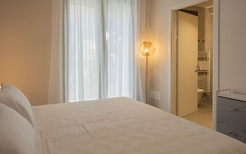Marea 8: Interior Design, Wall, Furniture, Wood, Floor, Flooring, Bedroom, Textile, Lighting, Bed