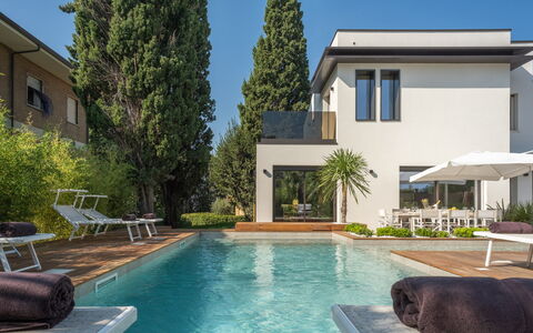 Marea 8: Swimming Pool, Building, Residential Area, House, Home, Shrub, Human Settlement, Estate, Resort, Garden