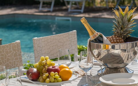 Marea 8: Tableware, Furniture, Table, Fruit, Stemware, Drinkware, Serveware, Wine Glass, Food
