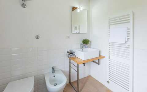 Villa a Casa di Giovanni 12: Flooring, Wall, Plumbing Fixture, Bathroom, Floor, Interior Design, Tap, Plumbing, Sink, Bathroom Sink