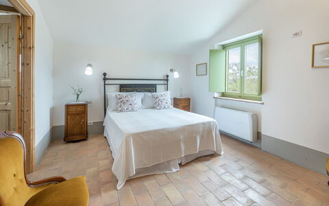 Villa a Casa di Giovanni 12: Furniture, Interior Design, Wall, Bed, Bedroom, Flooring, Wood, Ceiling, Floor, Bedding