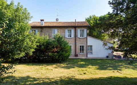 Nonna Isa 12: Building, House, Home, Residential Area, Shrub, Cottage, Roof, Land Lot, Human Settlement, Estate