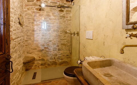 Casalina 8: Wall, Plumbing Fixture, Bathroom, Tap, Interior Design, Flooring, Plumbing, Sink, Bathroom Sink, Floor