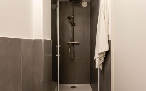 Dimora Egadina Giovanni 4+4: Wall, Flooring, Plumbing Fixture, Floor, Plumbing, Bathroom, Tile, Toilet