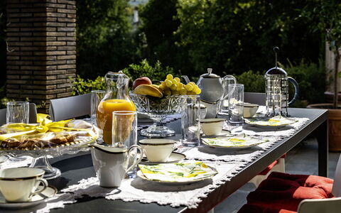 Villa Sparta 8+2: Tableware, Furniture, Serveware, Table, Drinkware, Dishware, Tablecloth, Plate, Food